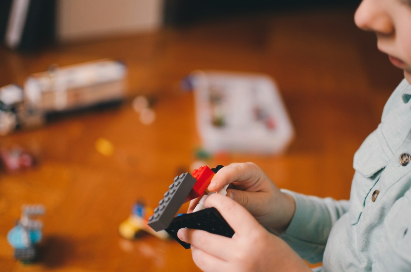 menino brincando com lego