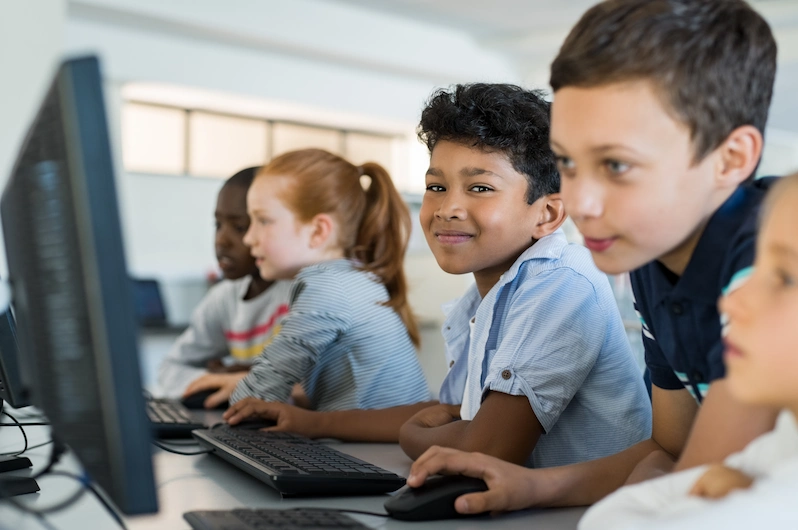 alunos em aula de computacao