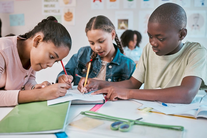 alunos em sala de aula trabalhando juntos