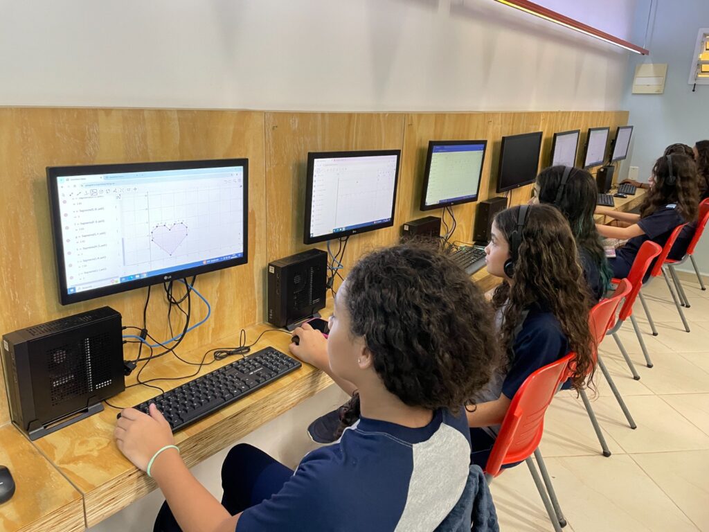 alunos do colegio adelia costa e silva em aula de computação