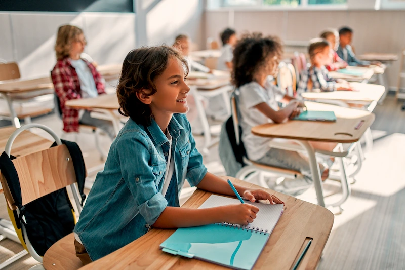 alunos felizes em sala de aula