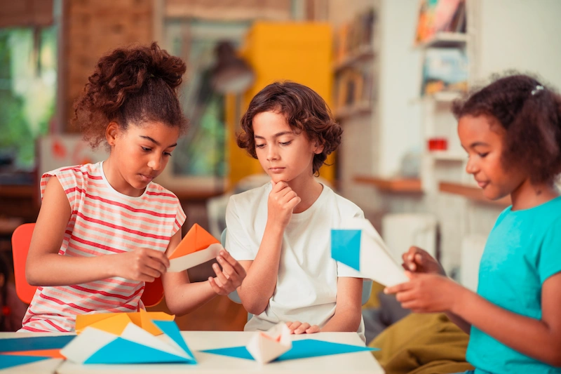 alunos na aula de criatividades