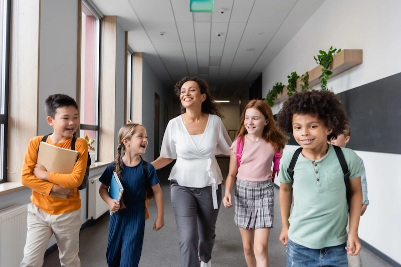 professora com alunos no corredor da escola