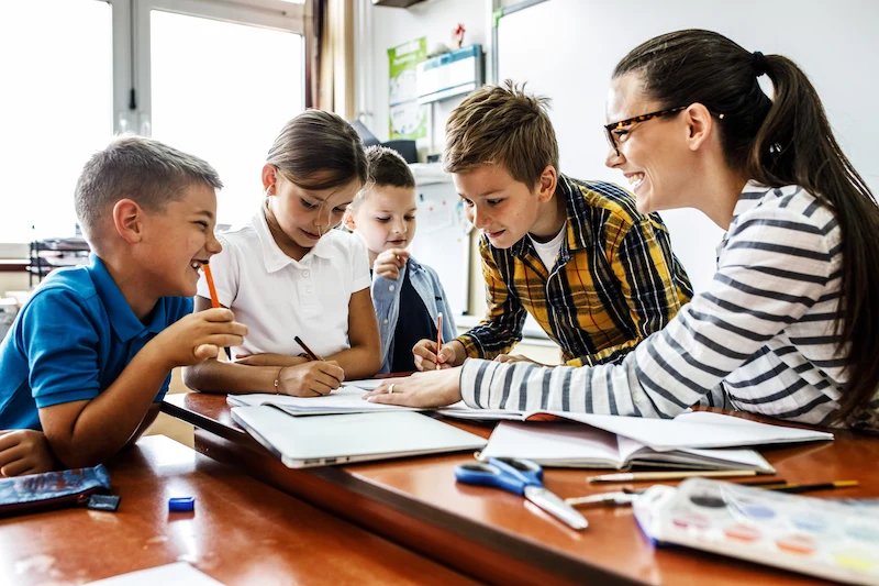 professora e alunos em sala de aula 