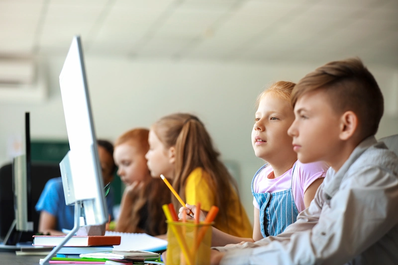 alunos em sala de aula sobre pensamento computacional