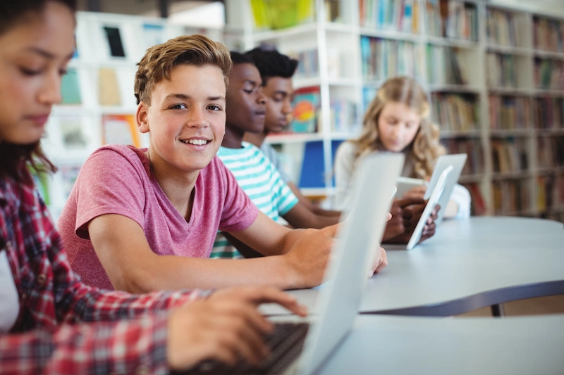 adolescentes em biblioteca estudando