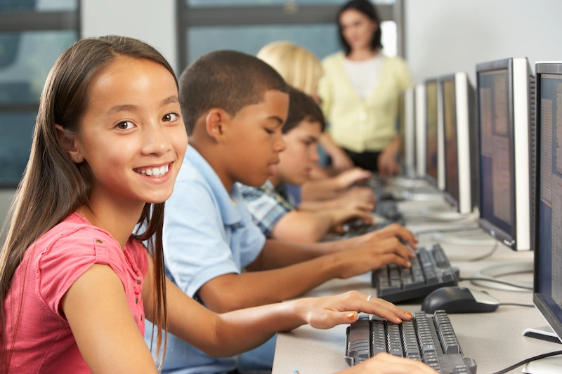 alunos na aula de computacao