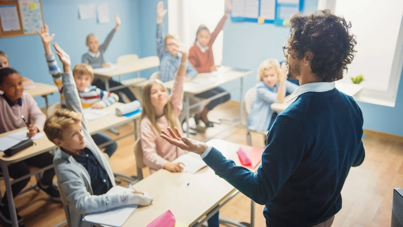professor e alunos em sala de aula discutindo a materia