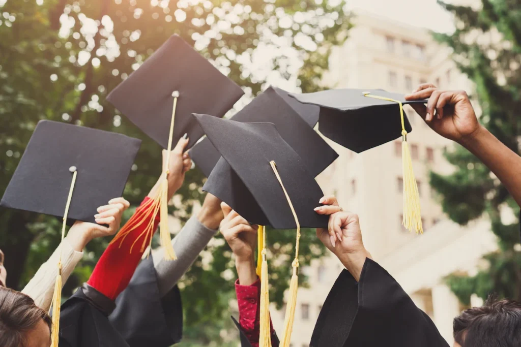 alunos graduando no ensino medio jogando o chapeu da beca