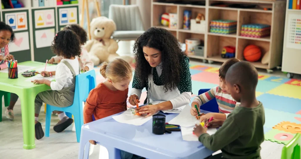 professora ajudando alunos com atividade escolar