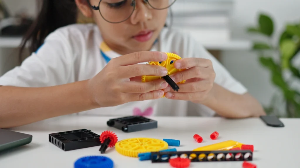 aluna criando um robo na aula de robotica