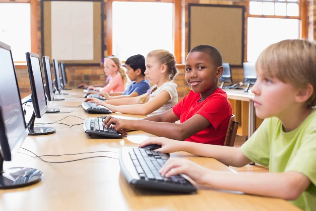alunos na aula de computacao dentro de sala de aula