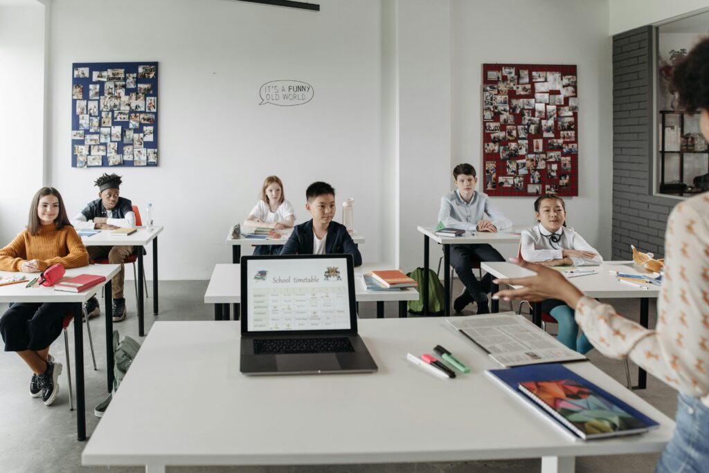 alunos em sala de aula foto pexels