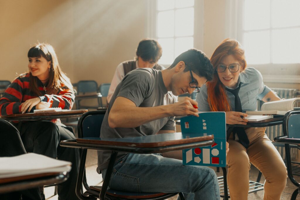 alunos em sala de aula foto pexels