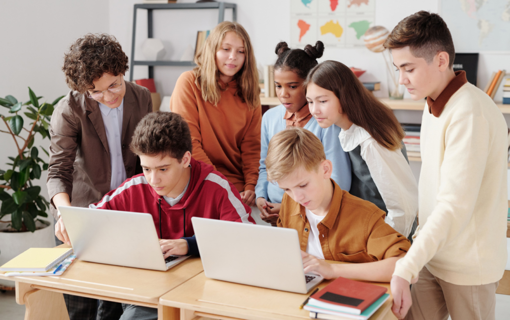 grupo de estudantes na escola